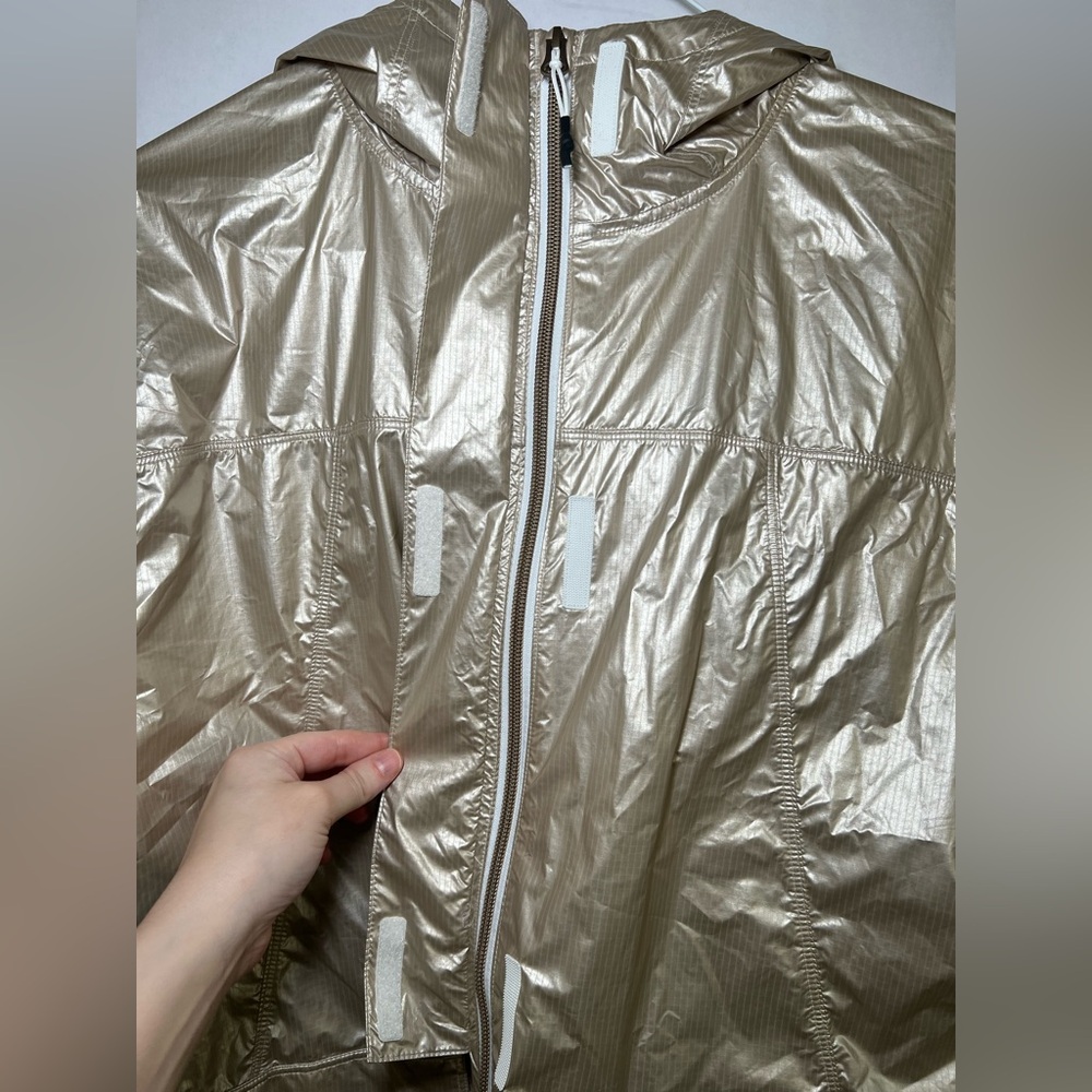 Under Armour Metallic Gold Hooded Windbreaker Jacket Size Small NWT - Picture 3 of 15